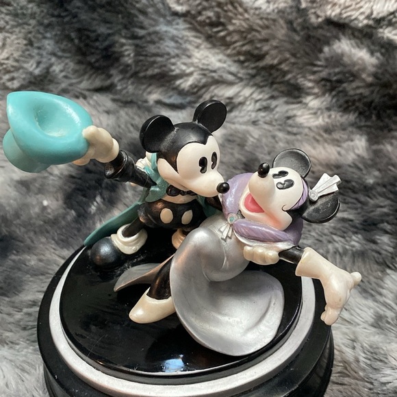 Mickey Minnie We're Steppin' Out!
Music Box Disney - Picture 9 of 17